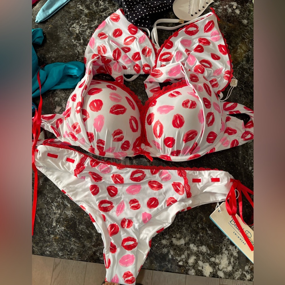 Exposure listing only to show 36DD available in VS and beach bunny